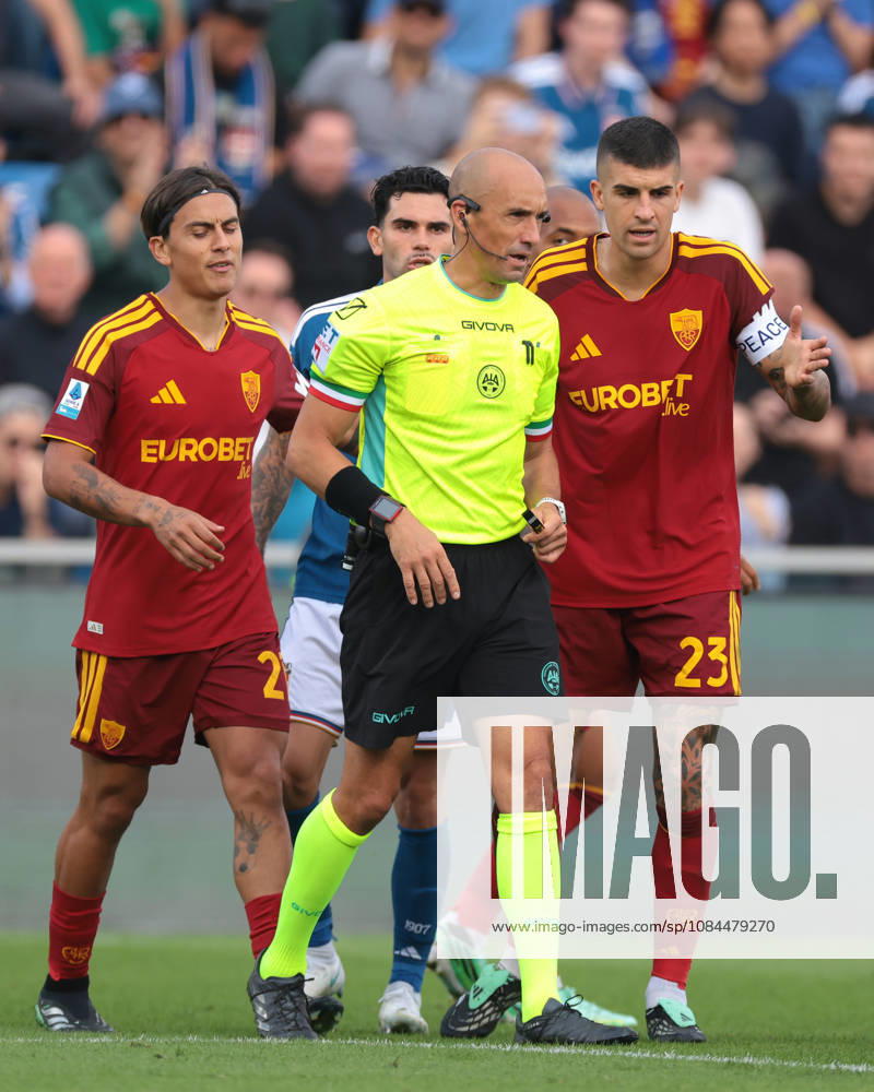 Como 1907 v AS Roma - Serie A - Season 2026-2027 Como, Italy, 11th October 2026. Lucas Da Cunha of Como 1907 and Donyell Malen of AS Roma look on as Paulo Dybala of AS Roma and Gianluca Mancini of AS Roma protest to the Referee Michael Fabbri following his decision to show a red card to Donyell Malen for a foul on Kaiki Bruno Da Silva of Como 1907 during the Como 1907 vs AS Roma Serie A match at Stadio Giuseppe Sinigaglia, Como. Picture credit should read: Jonathan Moscrop Como Stadio Giuseppe Sinigaglia Italy