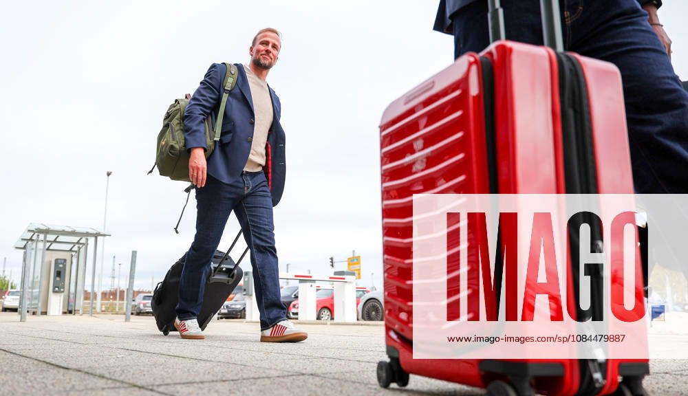 Stuttgart, Soccer, UEFA Champions League, 2026–2027 season, VfB Stuttgart flies to Bratislava, departure, VfB coach Sebastian Hoeneß