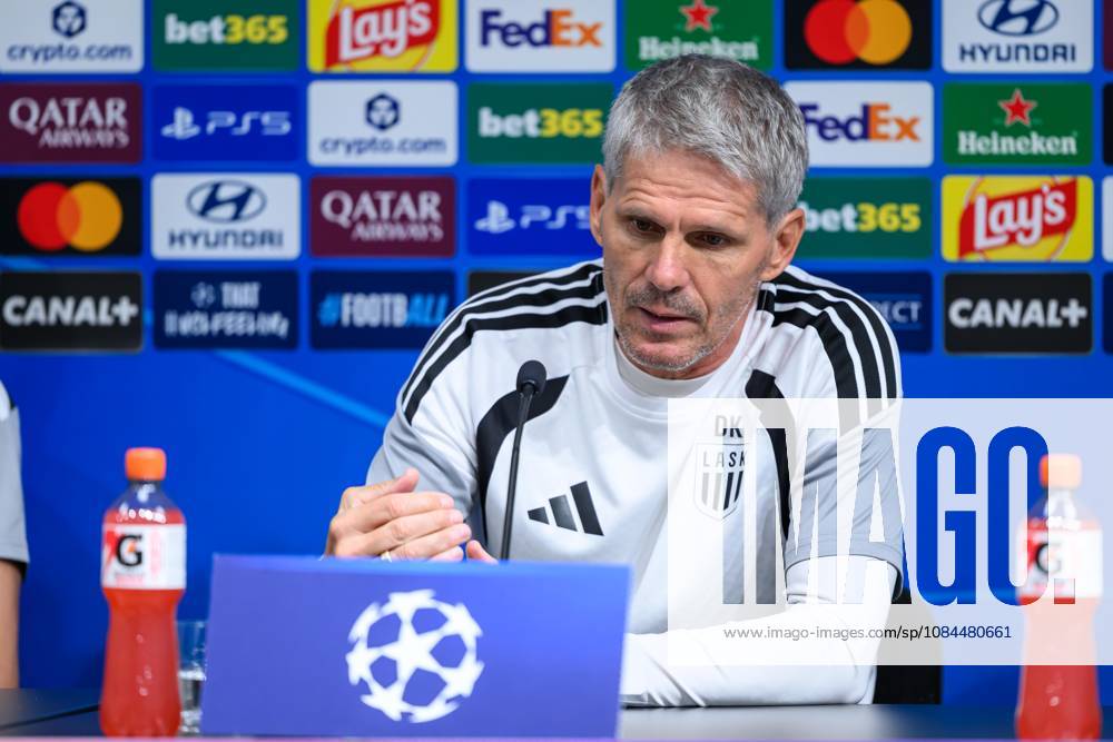 SOCCER - UEFA CL, LASK vs Liverpool LINZ,AUSTRIA,13.OCT.26 - SOCCER - UEFA Champions League, Linzer ASK vs Liverpool FC, preview, press conference, PK, Pressekonferenz LASK. Image shows head coach Dietmar Kuehbauer (LASK). GEPAxpictures xChristianxMoser