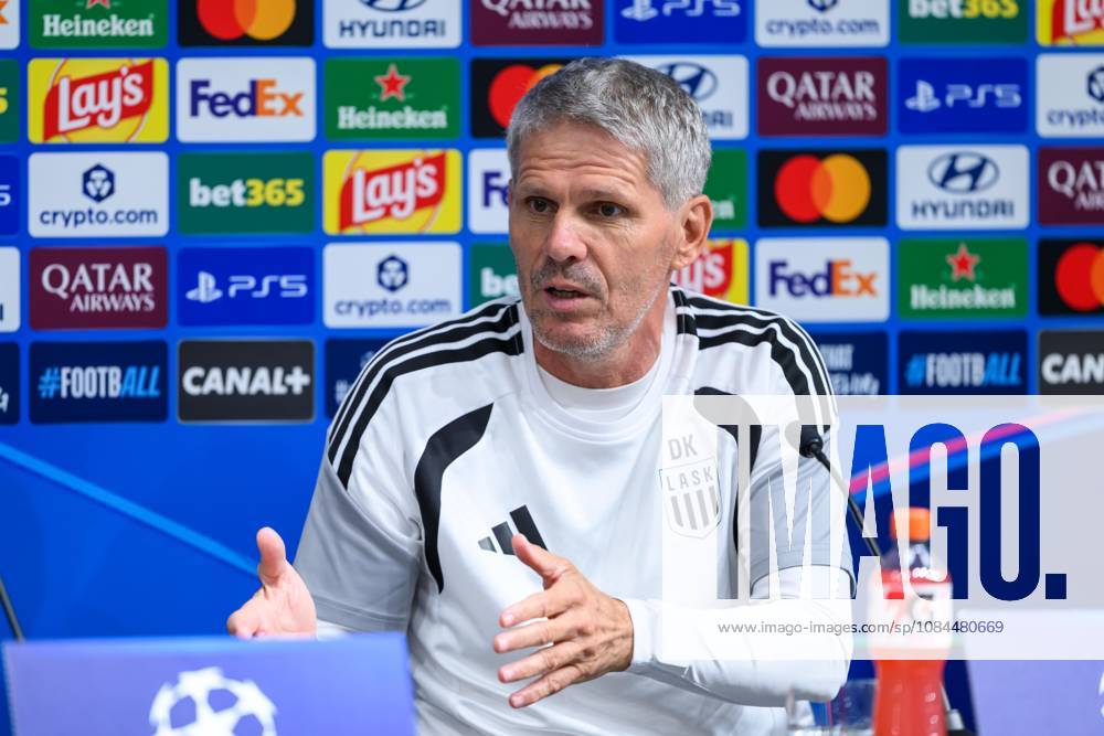 SOCCER - UEFA CL, LASK vs Liverpool LINZ,AUSTRIA,13.OCT.26 - SOCCER - UEFA Champions League, Linzer ASK vs Liverpool FC, preview, press conference, PK, Pressekonferenz LASK. Image shows head coach Dietmar Kuehbauer (LASK). GEPAxpictures xChristianxMoser