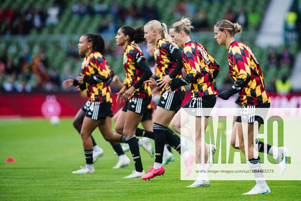 International Match: Germany vs. Japan, October 13, 2026. Germany is warming up, Franziska Kett, Germany, 17, soccer, women’s national team, international match Germany vs. Japan on October 13, 2026, at the Weserstadion in Bremen. DFB regulations prohibit any use of photographs as image sequences and or quasi-video.