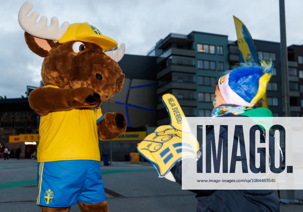 Mascot Nick with young Swedish fans ahead of the FIFA Women’s World Cup qualifying playoff soccer match between Sweden and Lithuania on October 13, 2026 in Stockholm. Photo by Caisa Rasmussen, BILDBYRÅN COP 353 JZ0769 soccer football fotball World Cup qualifier FIFA Women’s World Cup qualifier Sweden Lithuania women’s team audience mascot children youth