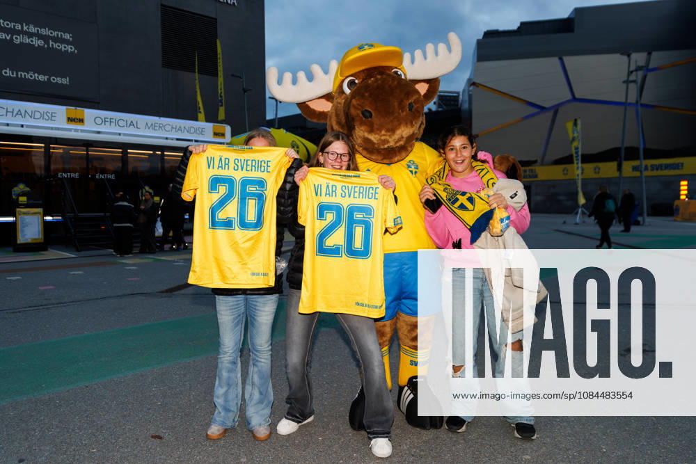 Mascot Nick with young Swedish fans ahead of the FIFA Women’s World Cup qualifying playoff soccer match between Sweden and Lithuania on October 13, 2026 in Stockholm. Photo by Caisa Rasmussen, BILDBYRÅN COP 353 JZ0769 soccer football fotball World Cup qualifier FIFA Women’s World Cup qualifier Sweden Lithuania women’s team audience mascot children youth