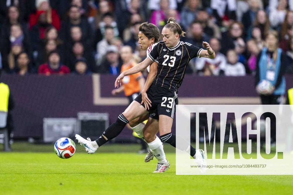 Women s Soccer, International Match, Germany vs. Japan at the Weserstadion in Bremen; Sophia Kleinherne of Germany battles for the ball. IMPORTANT NOTICE: In accordance with UEFA regulations, it is prohibited to use or allow the use of photographs taken in the stadium and or during the match in the form of sequential images and or video-like photo series.