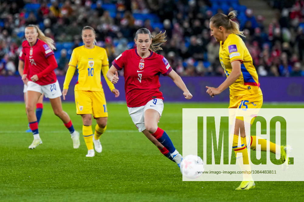 Soccer, World Cup Qualifiers, Women s Norway Romania Oslo 20261013 Norway s Elisabeth Terland and Romania s Brigitta Godár in the World Cup qualifying soccer match between Norway and Romania at Ullevaal Stadium on Tuesday. Photo: Heiko Junge, NTB, Oslo, Norway. . RESTRICTED USE FOR BETTING COMPANIES