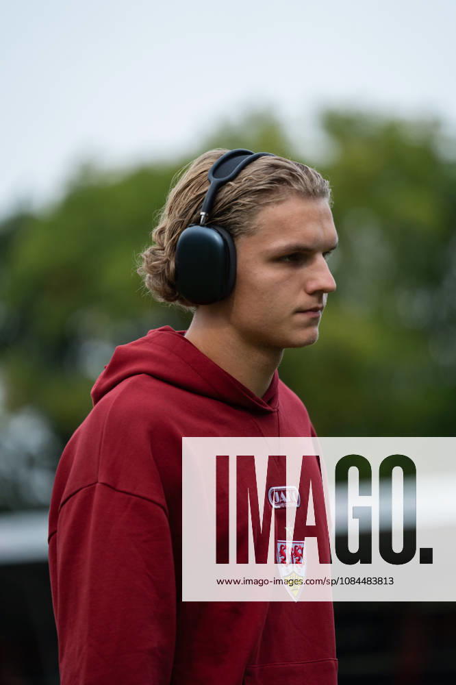Soccer 3rd Division, VfB Stuttgart U23 vs. TSG Hoffenheim II, from left: Tim van der Leij 9, VfB Stuttgart II during the field inspection in Aspach