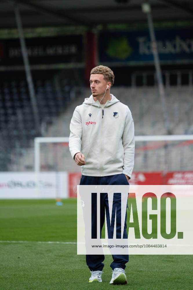 Soccer 3rd Division, VfB Stuttgart U23 vs. TSG Hoffenheim II, from left: Alex Honajzer, 23, TSG Hoffenheim II during the pre-game field inspection in Aspach