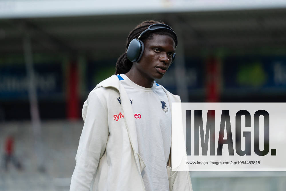 Soccer 3rd Division, VfB Stuttgart U23 vs. TSG Hoffenheim II, from left: Blessing Makanda 17, TSG Hoffenheim II during the field inspection in Aspach