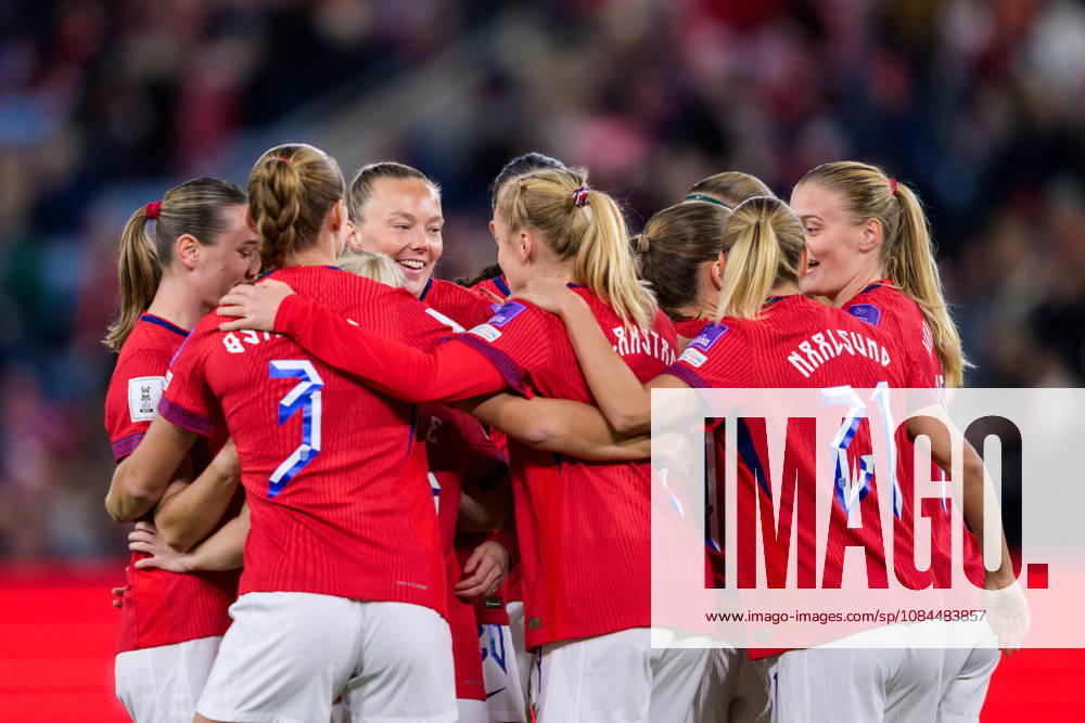 Synne Sofie Kinden Jensen of Norway celebrates with her teammates after scoring the 1-0 goal during the FIFA Women’s World Cup Qualifier soccer match between Norway and Romania on October 13, 2026 in Oslo. Photo by Marius Simensen, BILDBYRÅN COP 238 MM0076 bbeng women s soccer football soccer FIFA World Cup qualifiers World Cup qualifiers women s World Cup qualifiers international match Norway Romania celebration