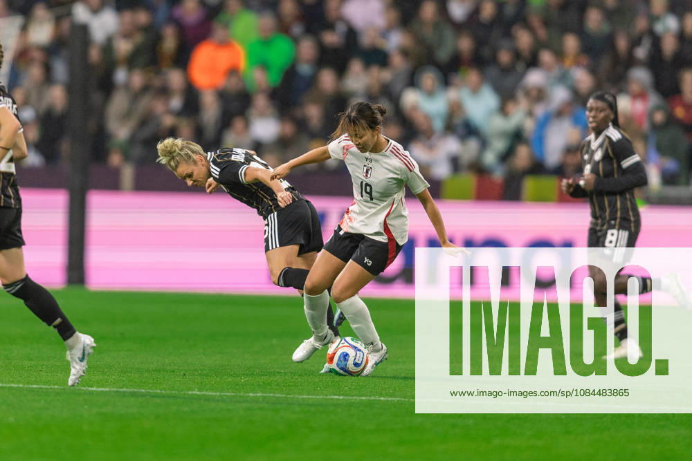 Soccer I Women I 2026–2027 Season I Friendly Match I Germany vs. Japan I October 13, 2026 Linda Dallmann, 16, Germany, and Momoko Tanikawa, 19, Japan, in a tackle. Dynamic action at the Weserstadion in Bremen, Germany.