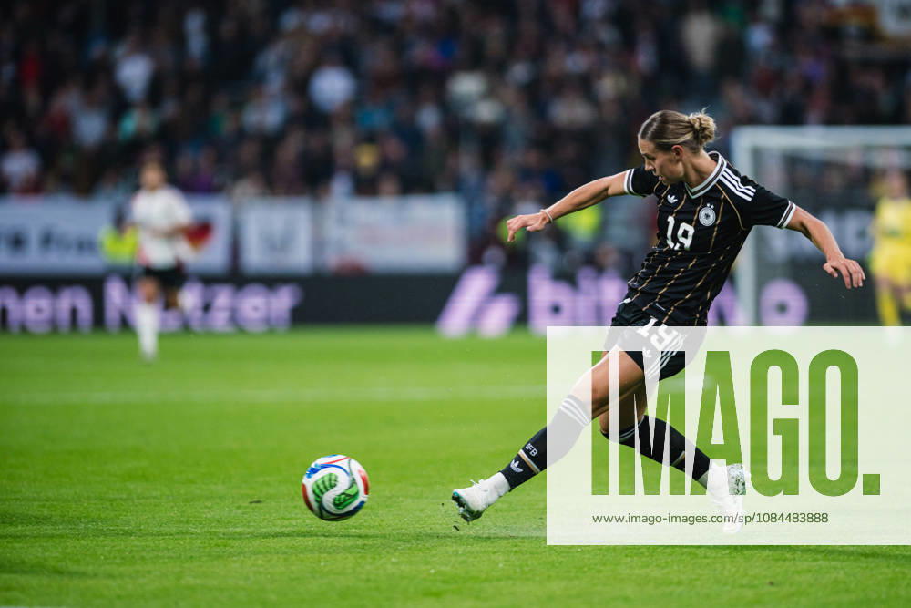 International Match: Germany vs. Japan, October 13, 2026, Klara Bühl, Germany, 19, Soccer, Women s National Team, International Match: Germany vs. Japan on October 13, 2026, at the Weserstadion, Bremen. DFB regulations prohibit any use of photographs as image sequences and or quasi-video.