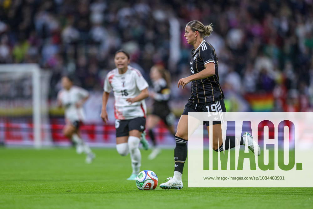 GER, Bremen, Germany vs. Japan, Soccer, FIFA, UEFA, 2026–2027 Season, Weserstadion, Friendly Match (pictured, from left: Klara Bühl, Germany, Women’s National Team). DFB and DFL regulations prohibit any use of photographs as image sequences and or quasi-video