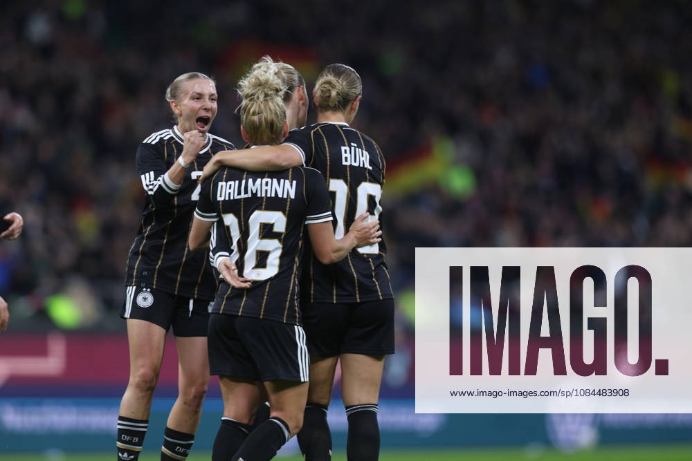 GER, Bremen, Germany vs. Japan, Soccer, FIFA, UEFA, 2026–2027 Season, Weserstadion, Friendly Match: Pictured from left: Linda Dallmann (Germany), Women’s National Team, Goal, celebration and joy, emotions, 1 1 DFB DFL REGULATIONS PROHIBIT ANY USE OF PHOTOGRAPHS AS IMAGE SEQUENCES AND OR QUASI-VIDEO