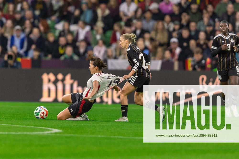 Soccer I Women s I 2026–2027 Season I Friendly Match I Germany vs. Japan I October 13, 2026: Sophia Kleinherne (23), Germany, fouls Momoko Tanikawa (19), Japan, and pulls on her jersey. Despair at the Weserstadion in Bremen, Germany