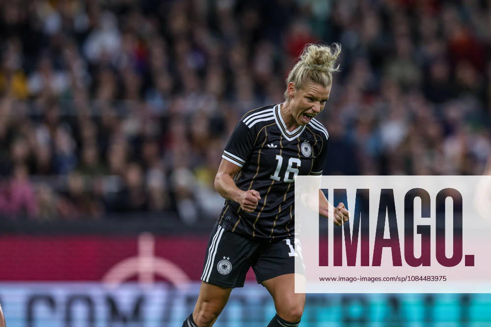 GER, Bremen, Germany vs. Japan, Soccer, FIFA, UEFA, 2026–2027 Season, Weserstadion, Friendly Match: Pictured (from left) Linda Dallmann (Germany), Women’s National Team, Goal, celebration and joy, emotions, 1 1 DFB DFL REGULATIONS PROHIBIT ANY USE OF PHOTOGRAPHS AS IMAGE SEQUENCES AND OR QUASI-VIDEO