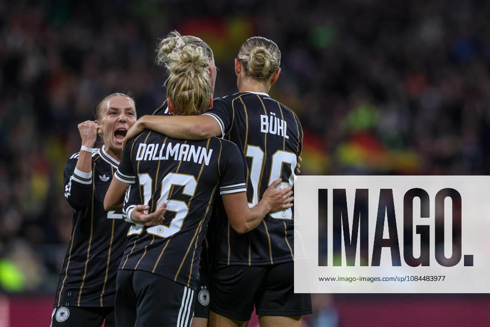 GER, Bremen, Germany vs. Japan, Soccer, FIFA, UEFA, 2026–2027 Season, Weserstadion, Friendly Match: Pictured (from left) Linda Dallmann (Germany), Women’s National Team, Goal, celebration and joy, emotions, 1 1 DFB DFL REGULATIONS PROHIBIT ANY USE OF PHOTOGRAPHS AS IMAGE SEQUENCES AND OR QUASI-VIDEO