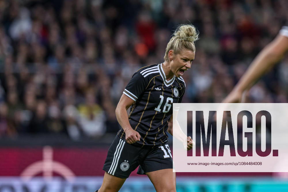 GER, Bremen, Germany vs. Japan, Soccer, FIFA, UEFA, 2026–2027 Season, Weserstadion, Friendly Match: Pictured (from left) Linda Dallmann (Germany), Women’s National Team, Goal, celebration and joy, emotions, 1 1 DFB DFL REGULATIONS PROHIBIT ANY USE OF PHOTOGRAPHS AS IMAGE SEQUENCES AND OR QUASI-VIDEO