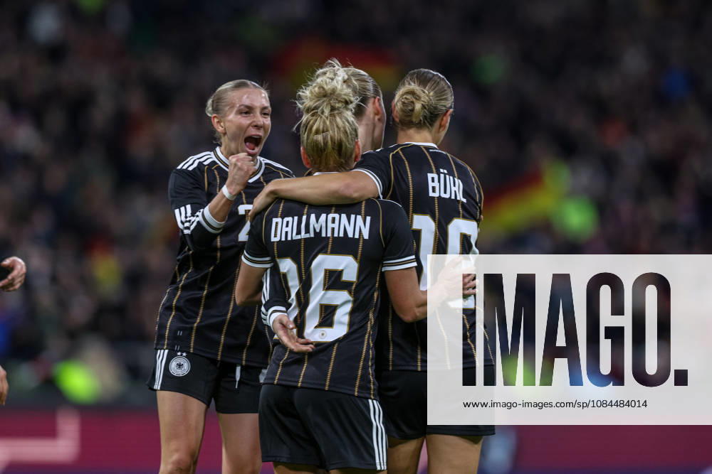 GER, Bremen, Germany vs. Japan, Soccer, FIFA, UEFA, 2026–2027 Season, Weserstadion, Friendly Match: Pictured (from left) Linda Dallmann (Germany), Women’s National Team, Goal, celebration and joy, emotions, 1 1 DFB DFL REGULATIONS PROHIBIT ANY USE OF PHOTOGRAPHS AS IMAGE SEQUENCES AND OR QUASI-VIDEO