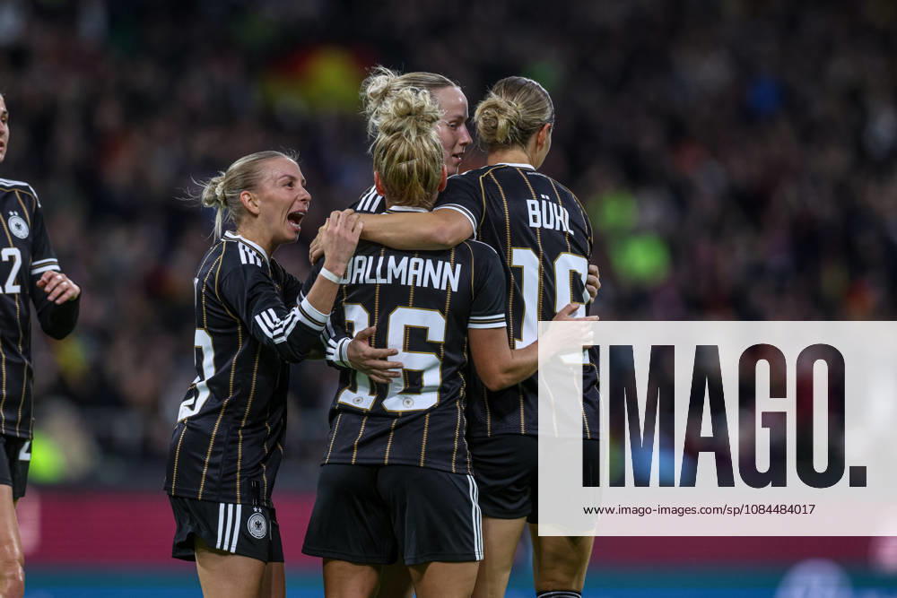GER, Bremen, Germany vs. Japan, Soccer, FIFA, UEFA, 2026–2027 Season, Weserstadion, Friendly Match: Pictured (from left) Linda Dallmann (Germany), Women’s National Team, Goal, celebration and joy, emotions, 1 1 DFB DFL REGULATIONS PROHIBIT ANY USE OF PHOTOGRAPHS AS IMAGE SEQUENCES AND OR QUASI-VIDEO