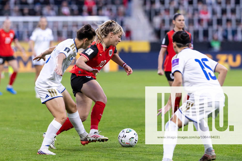 SOCCER - FIFA World Cup, WM, Weltmeisterschaft, Fussball 2027, quali, AUT vs KOS VIENNA,AUSTRIA,13.OCT.26 - SOCCER - FIFA Women s World Cup 2027, european qualifiers, OEFB international match, Länderspiel, Nationalmannschaft Austria vs Kosovo. Image shows Lumbardha Misini (KOS) and Marie Hoebinger (AUT). GEPAxpictures Rauthner