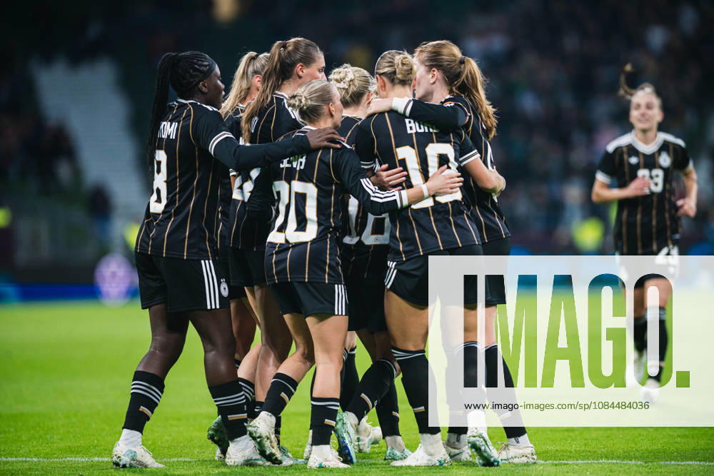 International Match: Germany vs. Japan, October 13, 2026—GOAL, CELEBRATION after Linda Dallmann scores the 1-1 equalizer for Germany, 16 Soccer, Women’s National Team, International Match: Germany vs. Japan on October 13, 2026, at the Weserstadion, Bremen. DFB regulations prohibit any use of photographs as image sequences and or quasi-video.