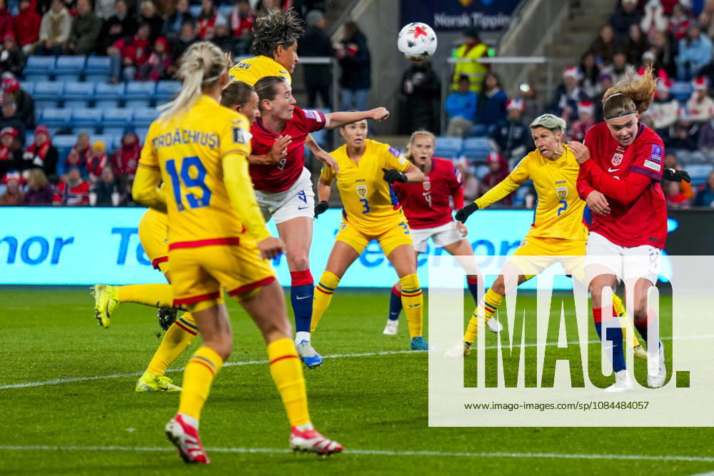 Soccer, World Cup Qualifiers, Women s Norway Romania Oslo 20261013 Norway s Elisabeth Terland in a duel with Romania s Maria Ficzay during the World Cup qualifying soccer match between Norway and Romania at Ullevaal Stadium on Tuesday. Photo: Heiko Junge, NTB, Oslo, Norway. . RESTRICTED USE FOR BETCOMPANIES