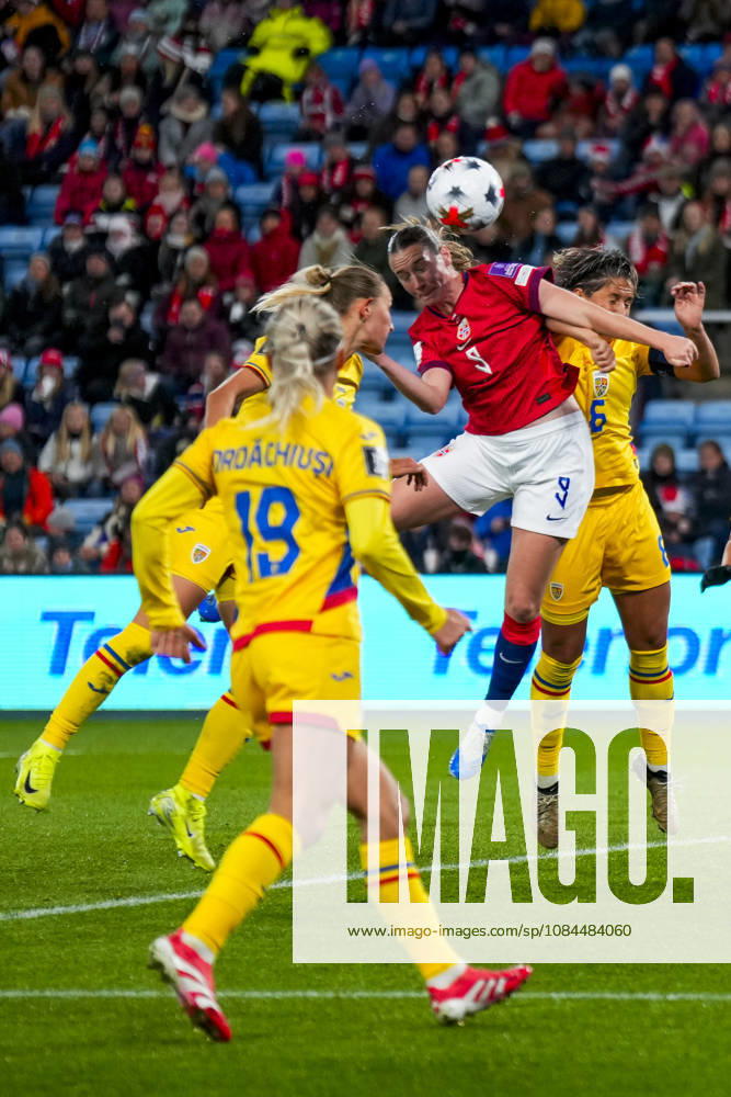 Soccer, World Cup Qualifiers, Women s Norway Romania Oslo 20261013 Norway s Elisabeth Terland in a duel with Romania s Maria Ficzay during the World Cup qualifying soccer match between Norway and Romania at Ullevaal Stadium on Tuesday. Photo: Heiko Junge, NTB, Oslo, Norway. . RESTRICTED USE FOR BETCOMPANIES