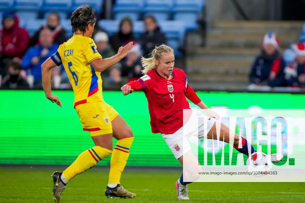 Soccer, World Cup Qualifiers, Women s Norway Romania Oslo 20261013 Romania s Maria Ficzay and Norway s Julie Blakstad during the World Cup qualifying soccer match between Norway and Romania at Ullevaal Stadium on Tuesday. Photo: Heiko Junge, NTB, Oslo, Norway. . RESTRICTED USE FOR BETTING COMPANIES