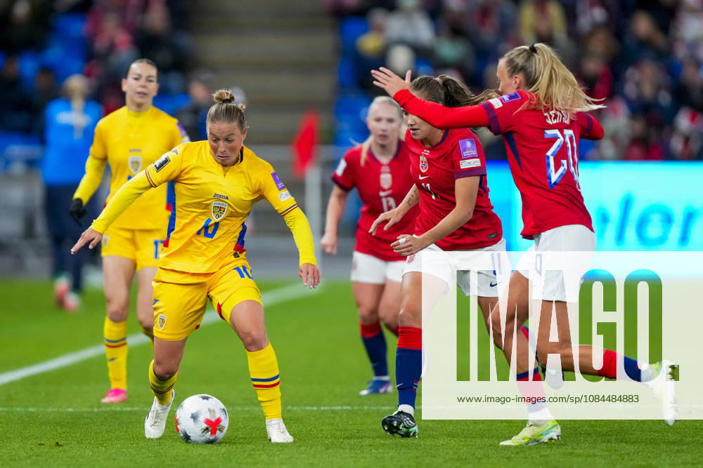 Soccer, World Cup Qualifiers, Women s Norway Romania Oslo 20261013 Romania s Mihaela Ciolacu battles Norway s Guro Reiten and Synne Jensen during the World Cup qualifying soccer match between Norway and Romania at Ullevaal Stadium on Tuesday. Photo: Heiko Junge, NTB, Oslo, Norway. RESTRICTED USE FOR BETTING COMPANIES