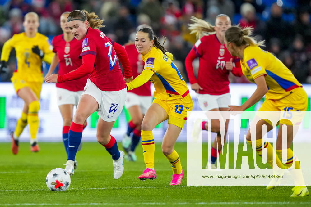 Soccer, World Cup Qualifiers, women s soccer, Norway, Romania, Oslo, 20261013: Norway s Signe Gaupset battles Romania s Erika Gerãd during the World Cup qualifying match between Norway and Romania at Ullevaal Stadium on Tuesday. Photo: Heiko Junge, NTB, Oslo, Norway. . RESTRICTED USE BY BETTING COMPANIES