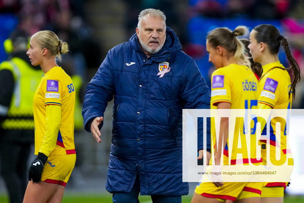 Soccer, World Cup Qualifiers, Women s Norway Romania Oslo 20261013 Romania s coach Massimo Pedrazzini during the World Cup qualifying soccer match between Norway and Romania at Ullevaal Stadium on Tuesday. Photo: Heiko Junge, NTB, Oslo, Norway. . RESTRICTED USE FOR BETTING COMPANIES