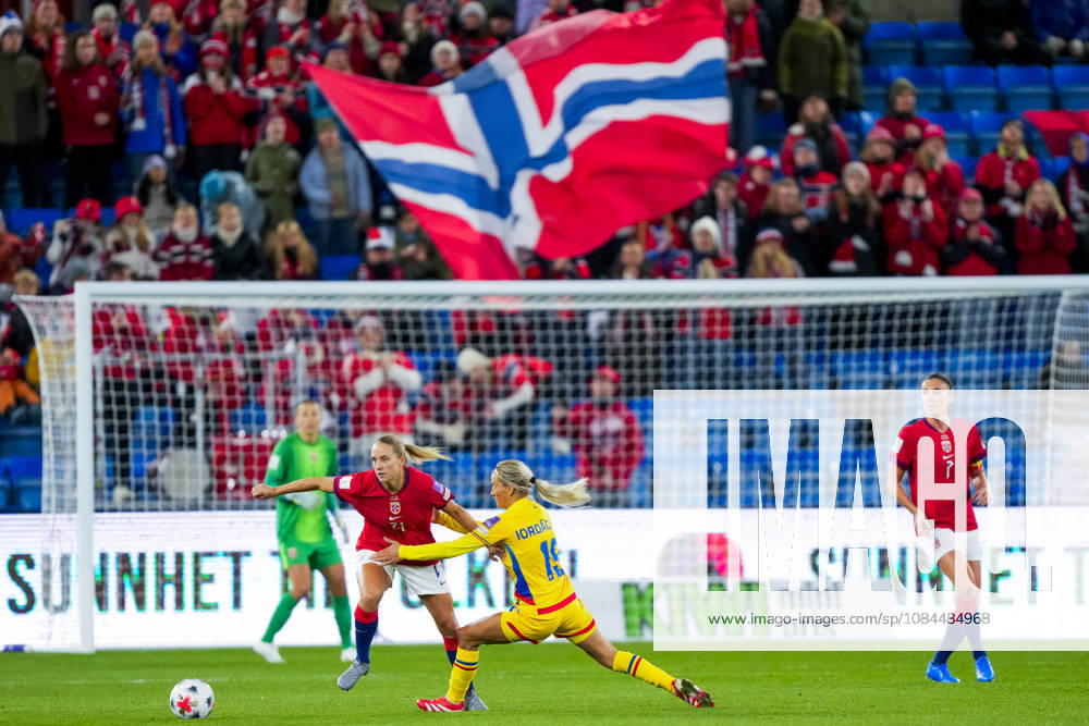 Soccer, World Cup Qualifier, Women s, Norway vs. Romania, Oslo, October 13, 2026. Norway s Lisa Naalsund, Romania’s Olga Iordachiusi, and Norway’s Ingrid Syrstad Engen during the World Cup qualifying soccer match between Norway and Romania at Ullevaal Stadium on Tuesday. Photo: Heiko Junge, NTB, Oslo, Norway. . RESTRICTED USE FOR BETTING COMPANIES.