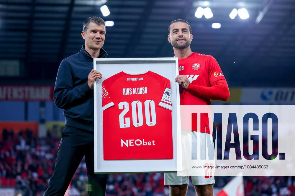 Soccer, 3rd Division, Rot Weiss Essen vs. SC Fortuna Köln, Hafenstraße Stadium, Matchday 9, 2026–27 Season; Marcus Steegmann, Director of Professional Soccer at RWE (ms), at the ceremony honoring Jose Enrique Rios Alonso (RWE 23) before the game to celebrate Alonso’s 200th match. DFB regulations prohibit any use of photographs as image sequences and or quasi-video. North Rhine-Westphalia, Germany