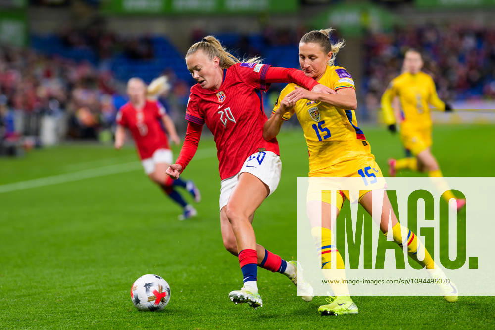Synne Sofie Kinden Jensen of Norway and Brigita Goder of Romania during the FIFA Women’s World Cup Qualifier soccer match between Norway and Romania on October 13, 2026 in Oslo. Photo by Marius Simensen, BILDBYRÅN COP 238 MM0076 bbeng women s soccer football soccer FIFA World Cup qualifiers World Cup qualifiers women s World Cup qualifiers international match Norway Romania