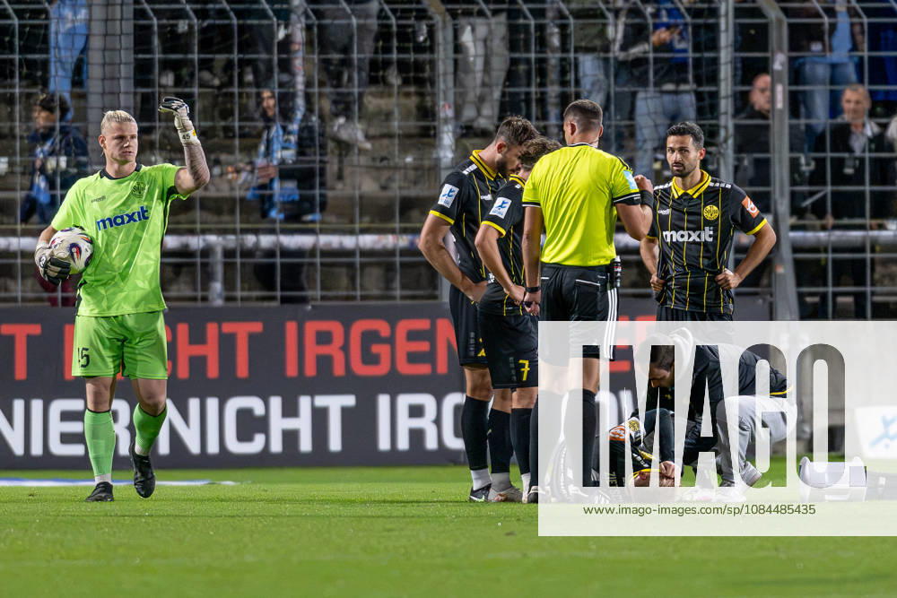Referee Elias Woerz, the coaches, and teammates tend to the injured Marco Zietsch of SpVgg Bayreuth, 16 GER, TSV 1860 Munich vs. SpVgg Oberfranken Bayreuth, soccer, Bavarian Regional League, Matchday 14, 2026–2027 season, October 13, 2026 DFL and DFB regulations prohibit any use of photographs as image sequences and or quasi-video. Photo: HMB Media, Heike Feiner