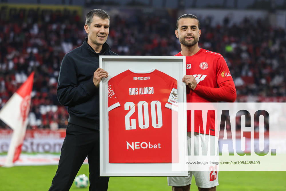 Soccer, 3rd Division, Matchday 9: Rot Weiss Essen vs. Fortuna Köln on October 13, 2026, at the Stadion an der Hafenstraße in Essen. Marcus Steegmann, Director of Professional Soccer; on the left, Jose Enrique Rios Alonso (Essen); on the right, DFB regulations prohibit any use of photographs as image sequences and or quasi-video.