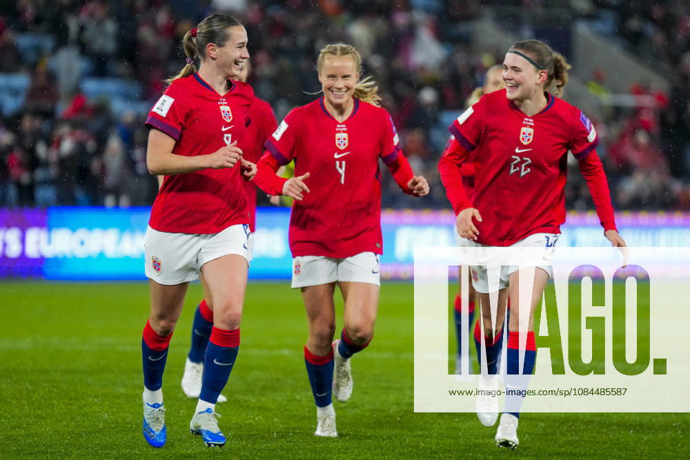 Soccer, World Cup Qualifiers, women Norway Romania Oslo 20261013 Norway s Elisabeth Terland celebrates with Julie Blakstad and Signe Gaupset after scoring the 4-0 goal during the World Cup qualifying soccer match between Norway and Romania at Ullevaal Stadium on Tuesday. Photo: Heiko Junge, NTB, Oslo, Norway. ED; RESTRICTED USE FOR BETTING COMPANIES