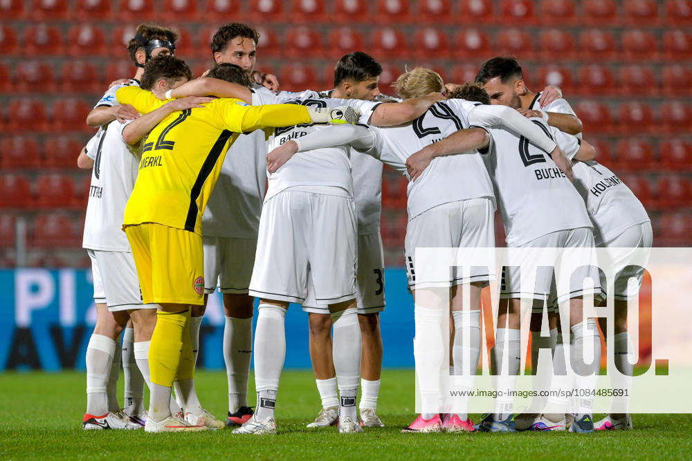 Landsberg players rally together in a team huddle—focus, camaraderie, pep talk, motivation—before kickoff, October 13, 2026, Unterhaching, Germany, soccer, Bavarian Regional League, SpVgg Unterhaching vs. TSV 1882 Landsberg