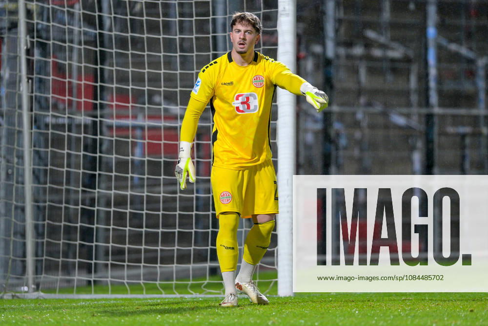 Maurice Merkl, goalkeeper, Landsberg, 22, giving instructions, gesturing with his arms, cutout, single frame, action, 13 10 2026, Unterhaching, Germany, soccer, Bavarian Regional League, SpVgg Unterhaching vs. TSV 1882 Landsberg