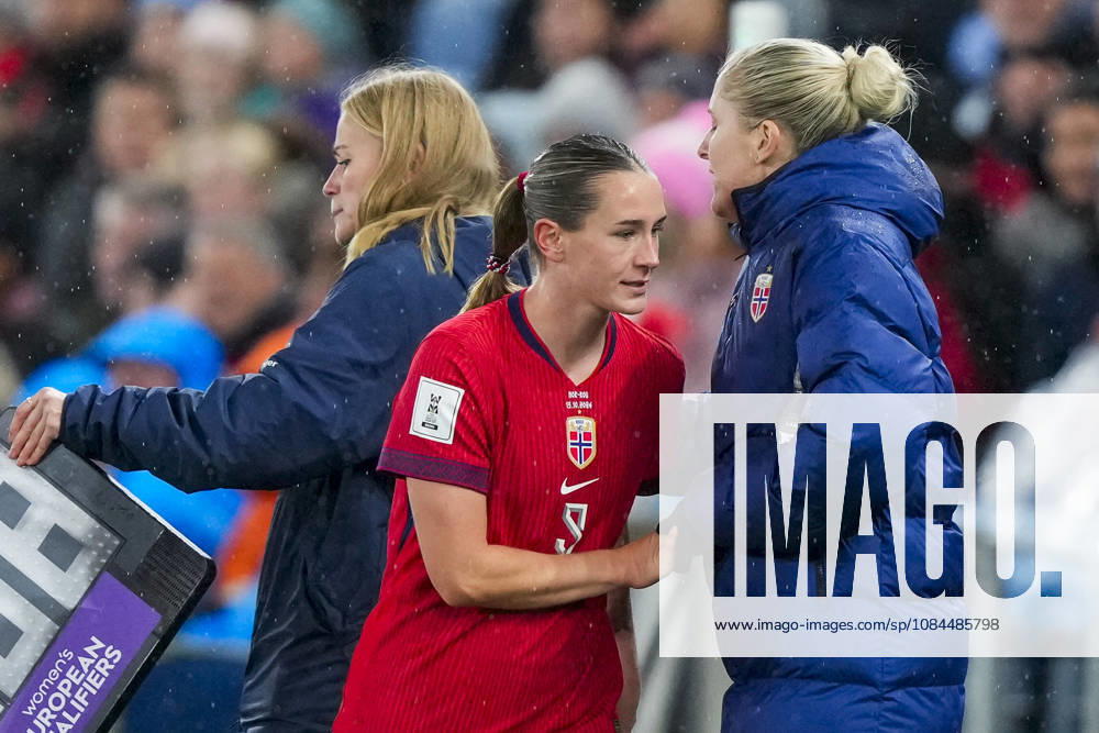 Soccer, World Cup Qualifiers, Women s Norway Romania Oslo 20261013 Norway s Elisabeth Terland and head coach Gemma Grainger during the World Cup qualifying soccer match between Norway and Romania at Ullevaal Stadium on Tuesday. Photo: Heiko Junge, NTB, Oslo, Norway. . RESTRICTED USE FOR BETTING COMPANIES