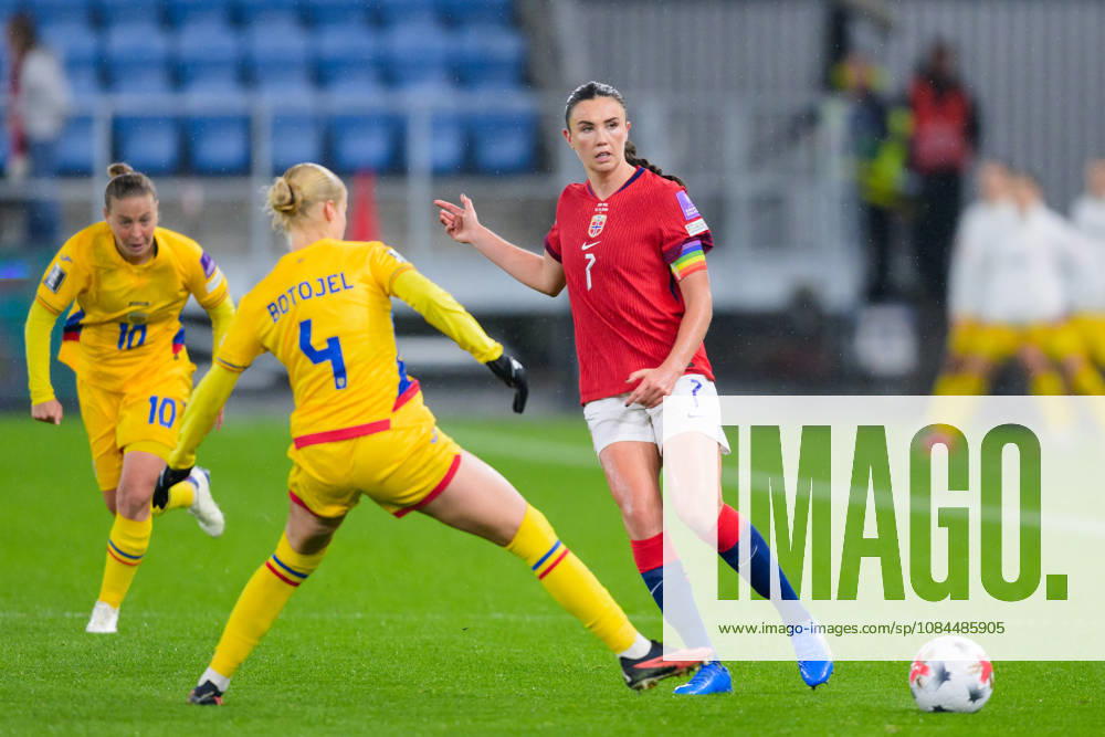 Cristina Botojel of Romania and Ingrid Syrstad Engen of Norway during the FIFA Women’s World Cup Qualifier soccer match between Norway and Romania on October 13, 2026 in Oslo. Photo by Marius Simensen, BILDBYRÅN COP 238 MM0076 bbeng women s soccer football soccer FIFA World Cup qualifiers World Cup qualifiers women s World Cup qualifiers international match Norway Romania