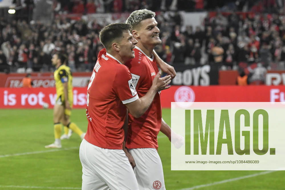 Marek Janssen (Essen 20) celebrates with the team after scoring the 1-0 goal on 13 10 2026 ¢ Soccer ¢ Rot-Weiss Essen vs. Fortuna Cologne, Essen Stadium, Essen, DFB and DFL regulations prohibit any use of photographs as image sequences and or quasi-video