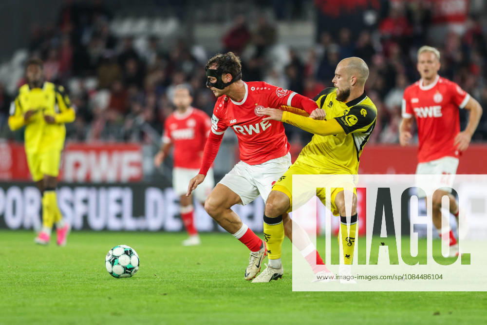 Soccer, 3rd Division, Matchday 9: Rot Weiss Essen vs. Fortuna Köln on October 13, 2026, at the Stadion an der Hafenstraße in Essen. Marvin Obuz (Essen, left); Adrian Stanilewicz (Köln, right). DFB regulations prohibit any use of photographs as image sequences and or quasi-video.