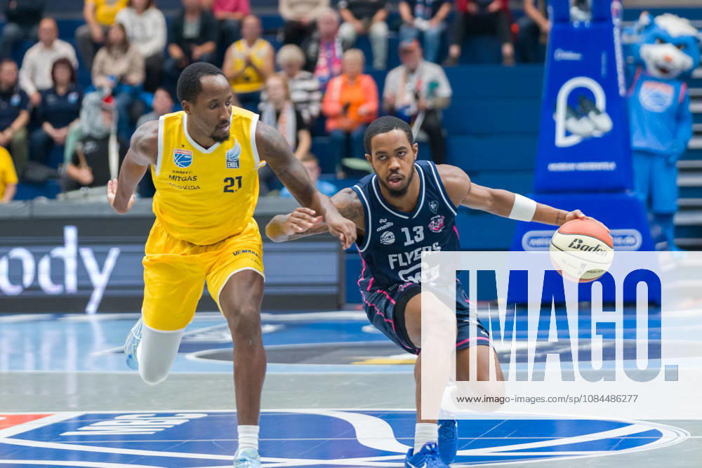 Kris Clyburn MBC, 21, Kasen Jennings Bristol, 13, Syntainics MBC vs. Bristol Flyers, European North Basketball League (ENBL), October 27, 2026, Germany, United Kingdom, October 13, 2026, Weissenfels Stadthalle, Saxony-Anhalt, Germany