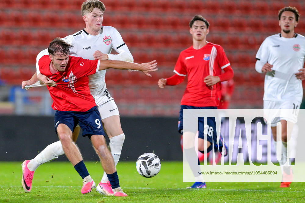 From left: Jeroen Krupa (Unterhaching), 9 Benedikt Kuhn (Landsberg), 24 in a one-on-one, duel, tackle, dynamic, action, 13 10 2026, Unterhaching, Germany, soccer, Bavarian Regional League, SpVgg Unterhaching vs. TSV 1882 Landsberg