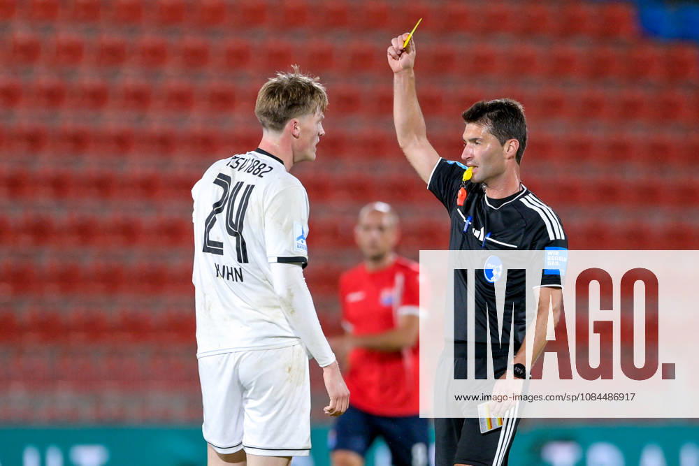 Andreas Dinger, referee, shows Benedikt Kuhn (Landsberg, 24) a yellow card, warning, 13 10 2026, Unterhaching, Germany, soccer, Bavarian Regional League, SpVgg Unterhaching vs. TSV 1882 Landsberg
