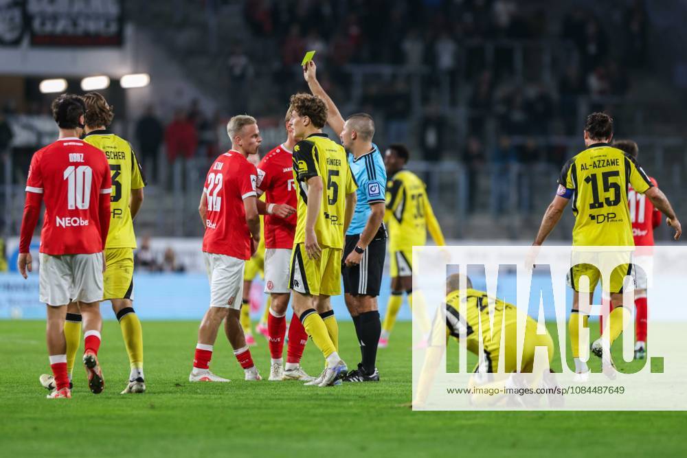 Soccer, 3rd Division, Matchday 9: Rot Weiss Essen vs. Fortuna Köln on October 13, 2026, at the Stadion an der Hafenstraße in Essen. Referee Niclas Rose Satow shows Janne Sietan of Essen a yellow card. DFB regulations prohibit any use of photographs as image sequences and or quasi-video.
