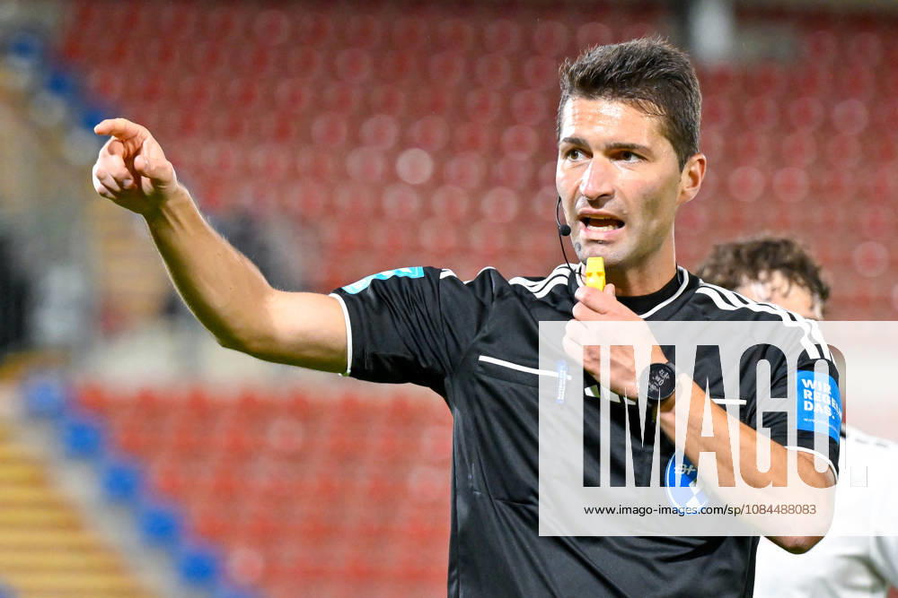 Andreas Dinger, referee, gives instructions, gestures with his arms, 13 10 2026, Unterhaching, Germany, soccer, Bavarian Regional League, SpVgg Unterhaching vs. TSV 1882 Landsberg
