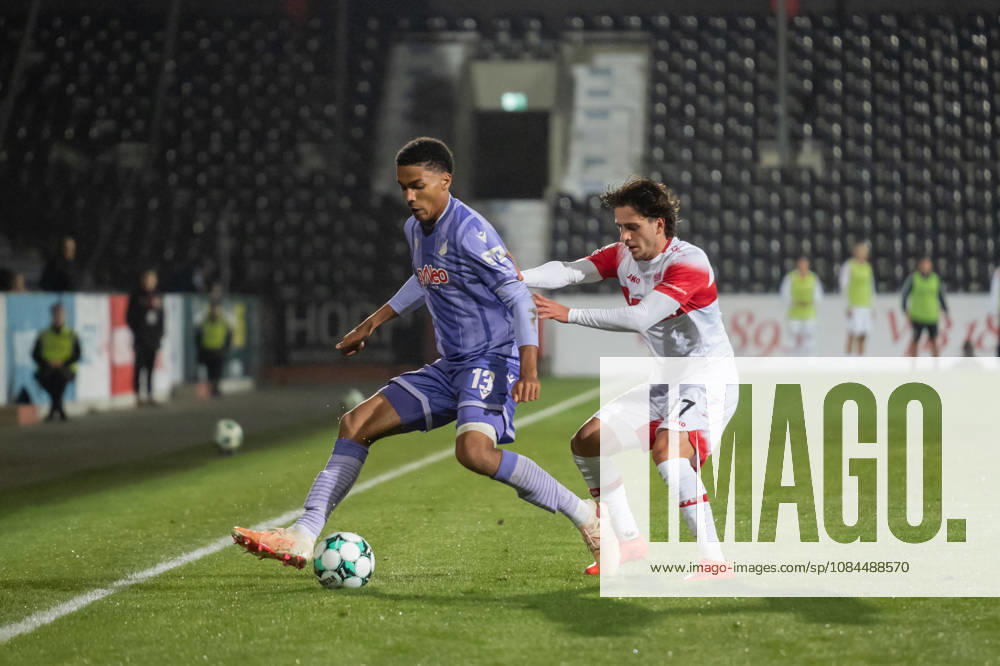 Soccer 3rd Division, VfB Stuttgart U23 vs. TSG Hoffenheim II, from left: Tristan Spranger 13, TSG Hoffenheim II in a tackle with David Preu 37, VfB Stuttgart II vs. Aspach