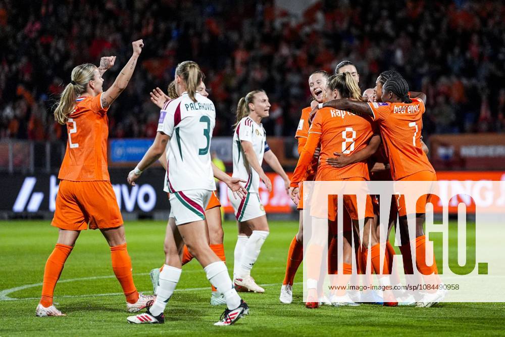 TILBURG - Players of the Netherlands celebrate Esmee Brugts 1-0 goal during the World Cup qualifying match between the Netherlands and Hungary at the Koning Willem II Stadium on October 13, 2026, in Tilburg, the Netherlands. TOBIAS KLEUVER ANP ANPxSportx IVx 572342831 originalFilename: 572342831